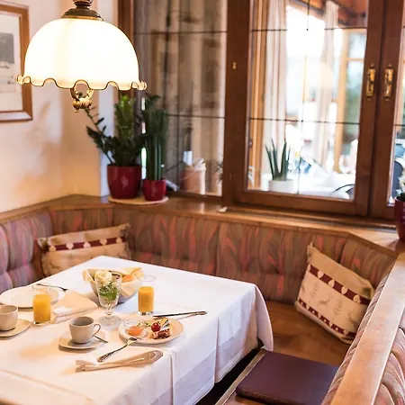 Πανσιόν Zum Hirschen 3*